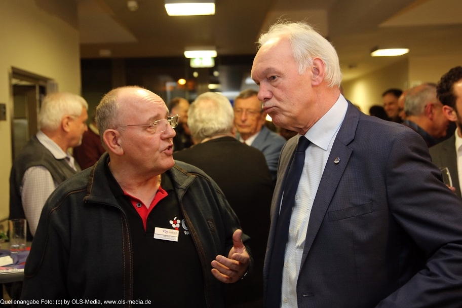 Bürgermeister Lorch tauscht sich mit Willi Frank aus
