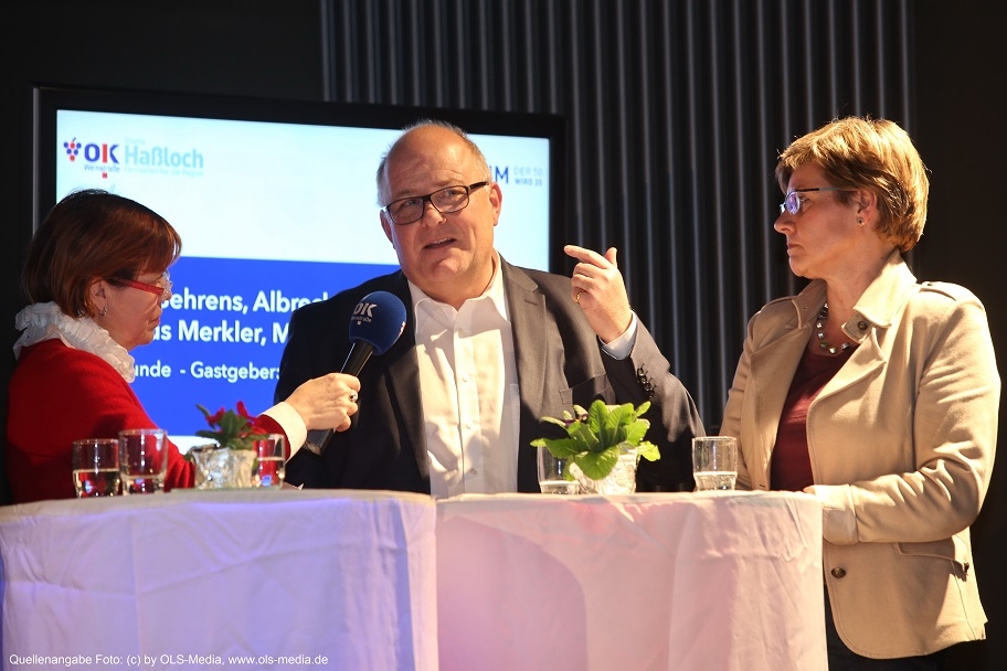 Martina Stöppel hört aufmerksam zu