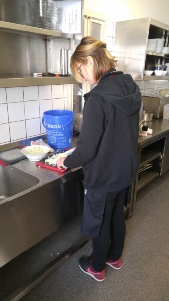 Jacqueline schneidet Zwiebel